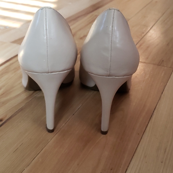 Liz Claiborne Nude heels - Picture 3 of 5